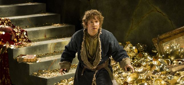The Hobbit: The Desolation of Smaug - Bilbo hunts Smaug's treasure trove for the archenstone